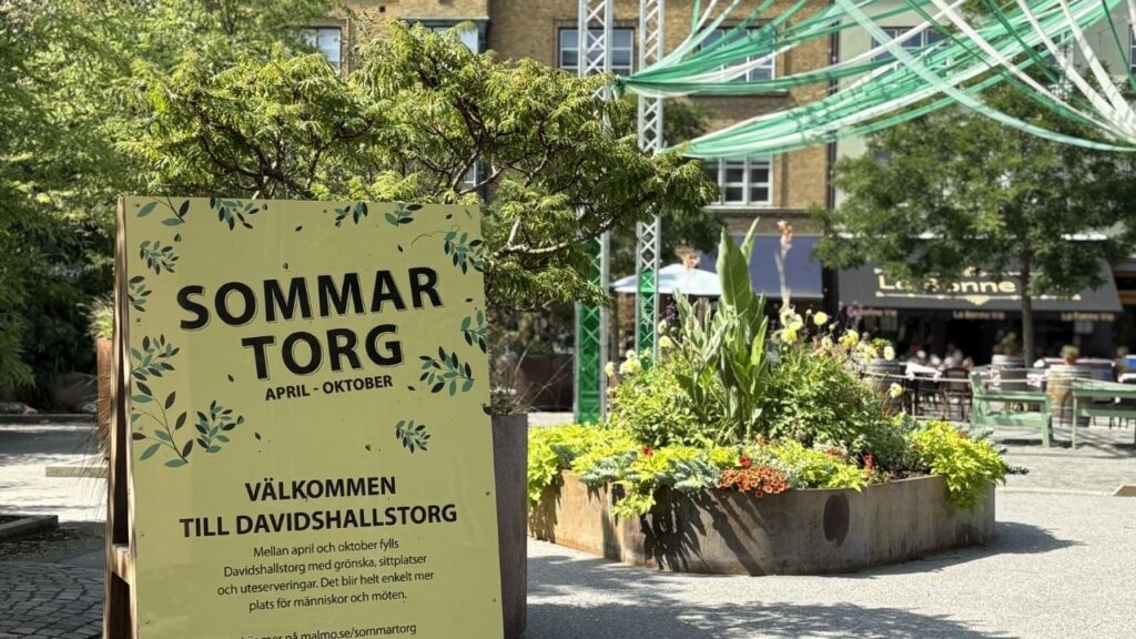 en skylt med texten "sommartorg" på davidshallstorg