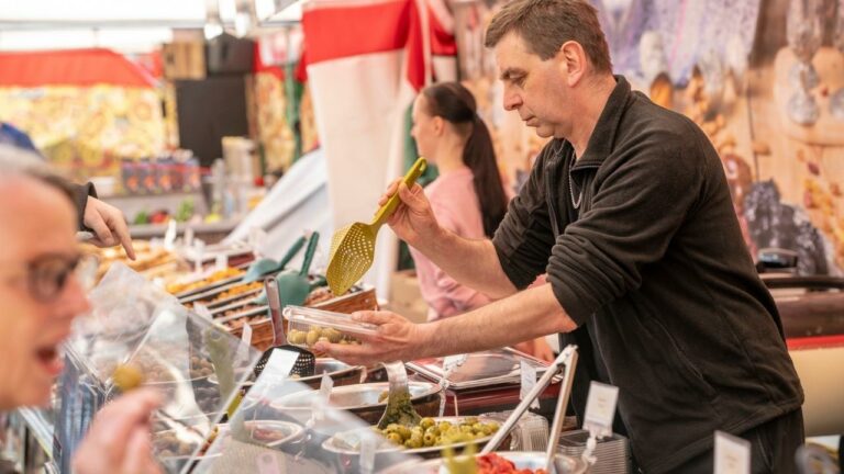 person säljer mat på en matmarknad
