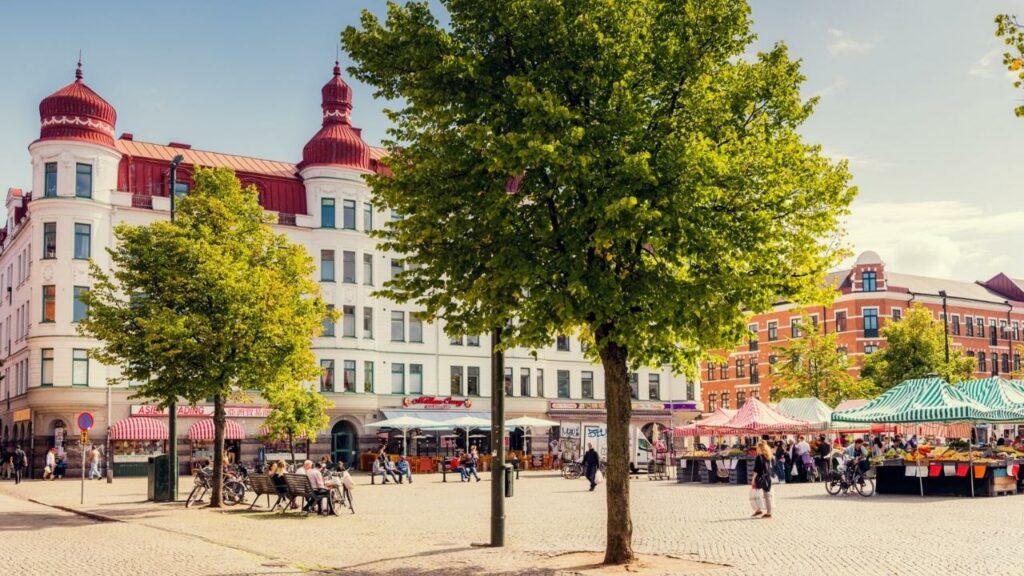 Möllevångstorget i malmö i vårsolen
