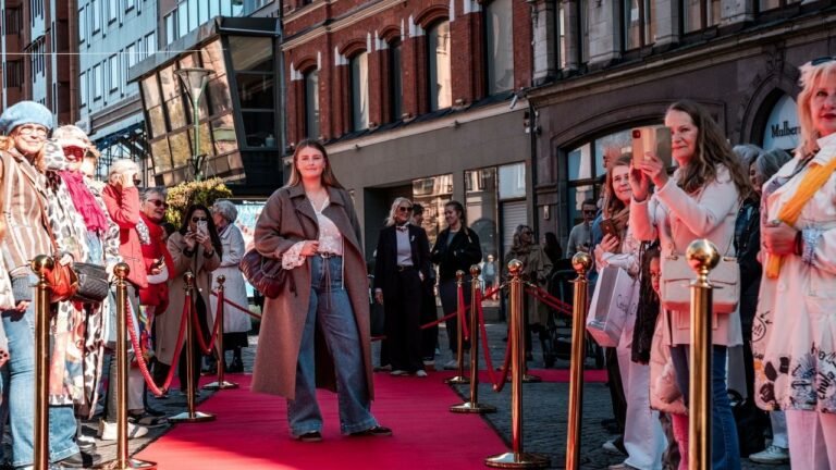 en tjej går på catwalk på en modevisning